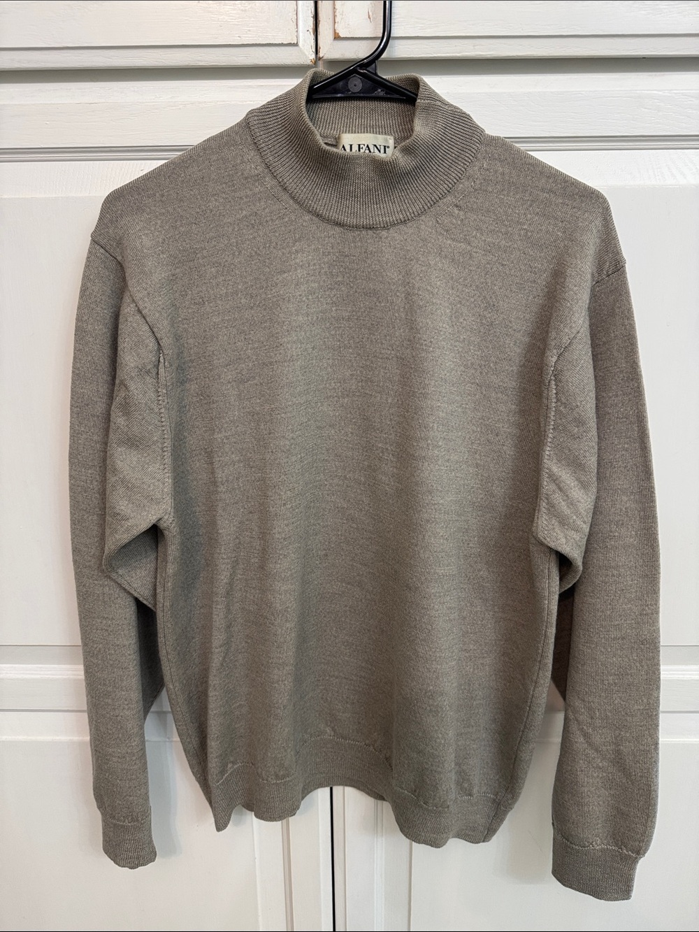 Vintage Alfani Merino Wool Crewneck Sweater in Light Taupe. Size M